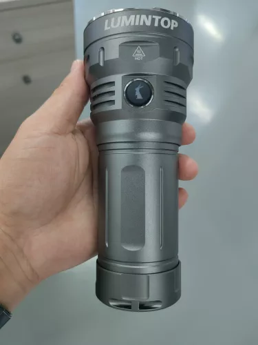 Projecteur Lumintop GT4695 avec 15 000 lumens, portée de 800 mètres et batterie de 32 000 mAh
